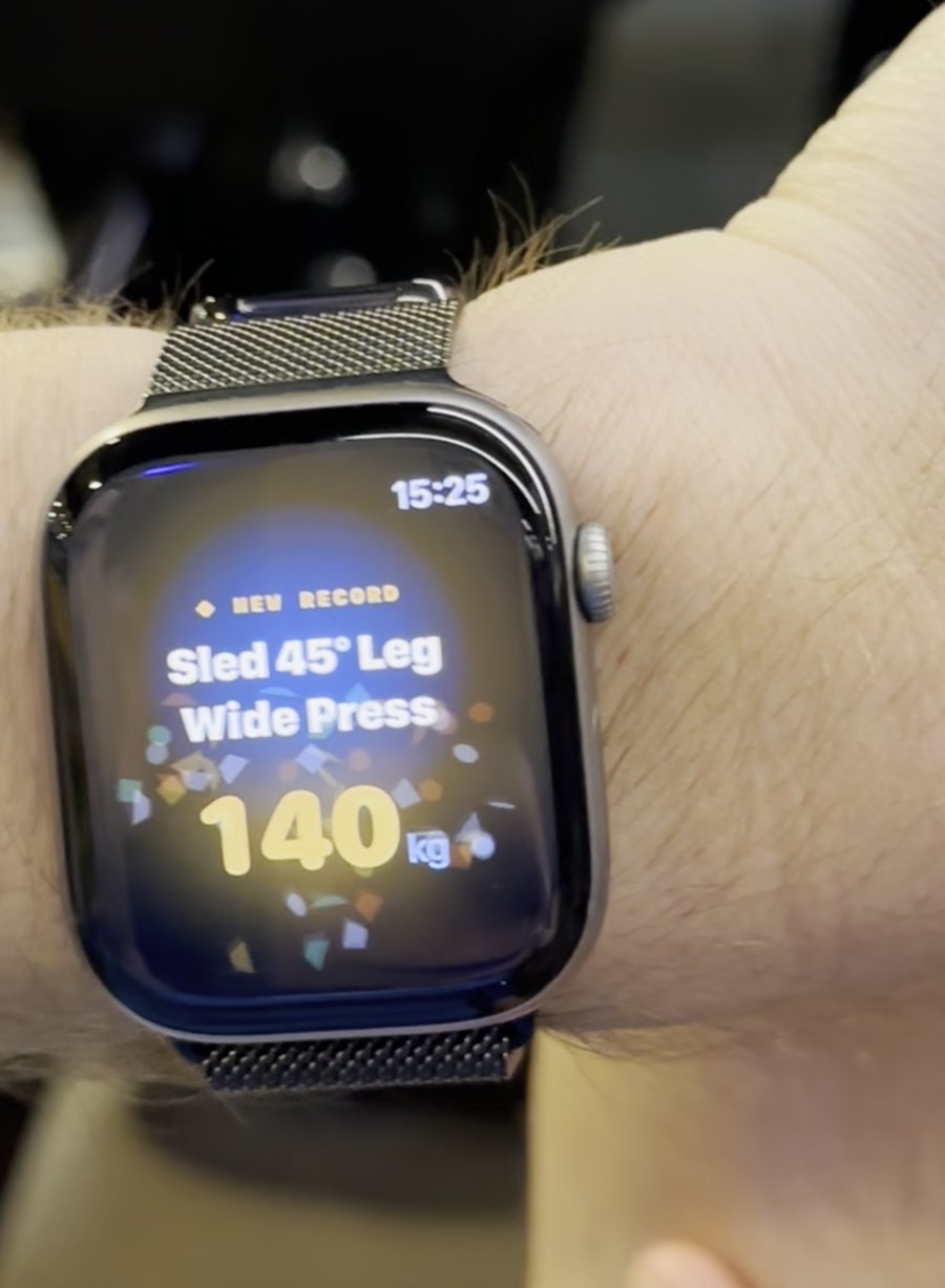 Musklrs ny rekord-feiring på Apple Watch etter en beinpress på 140 kg, med konfetti.