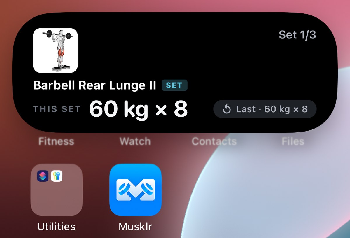 Musklr workout in the expanded Dynamic Island showing current set and previous performance.