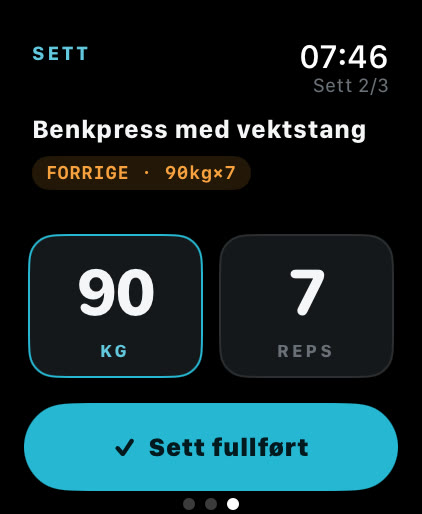 Musklr på Apple Watch under et sett med Benkpress med vektstang: sett 2 av 3, 90 kg og 7 reps, med knappen Sett fullført