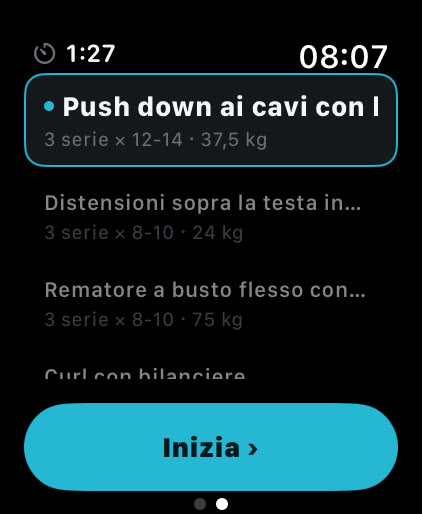 Elenco degli esercizi di Musklr su Apple Watch tra un esercizio e l'altro: Push down ai cavi con barra a V selezionato, 3 serie da 12 a 14 ripetizioni con 37,5 kg, con il pulsante Inizia